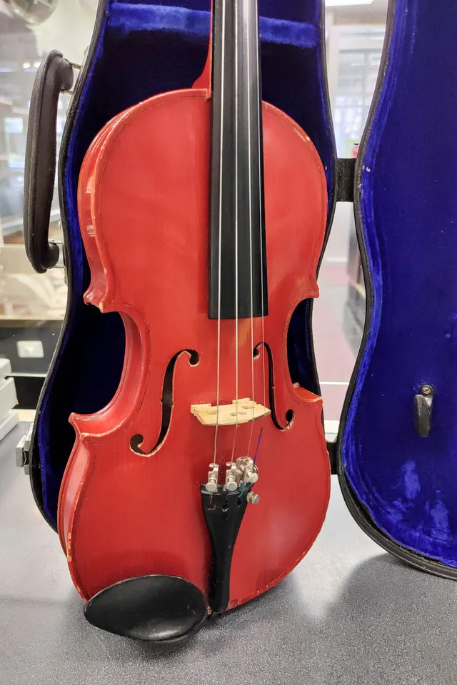 Vintage Skylark MV008 1/2-size red student violin with bow and blue-lined hard case