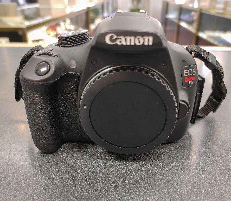 Canon EOS Rebel T5 DSLR body with two batteries and charger in excellent condition