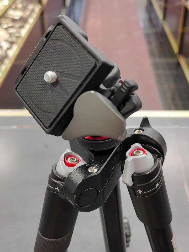 Manfrotto Befree travel tripod (MKBFRA4-BH), excellent condition—shown extended/folded with close-ups of ball head