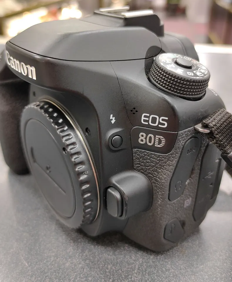 Canon EOS 80D DSLR Camera Body 24.2MP Low Shutter Count w/ Battery & Charger