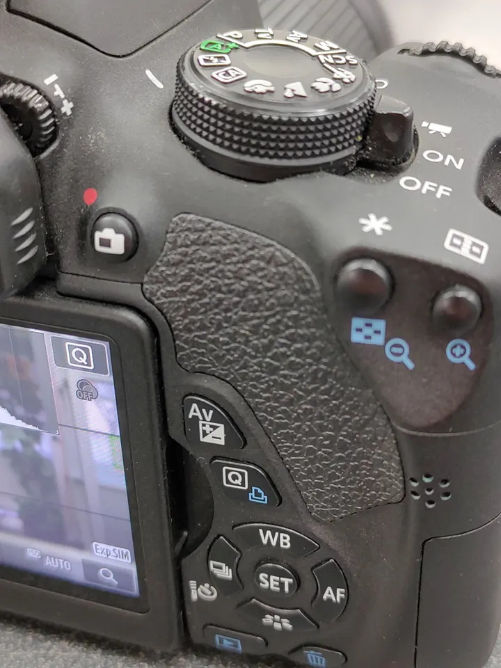 Canon EOS Rebel T5i 18MP DSLR camera with EF-S 18-55mm IS STM zoom lens in excellent condition, with 15,065 shutter actuation