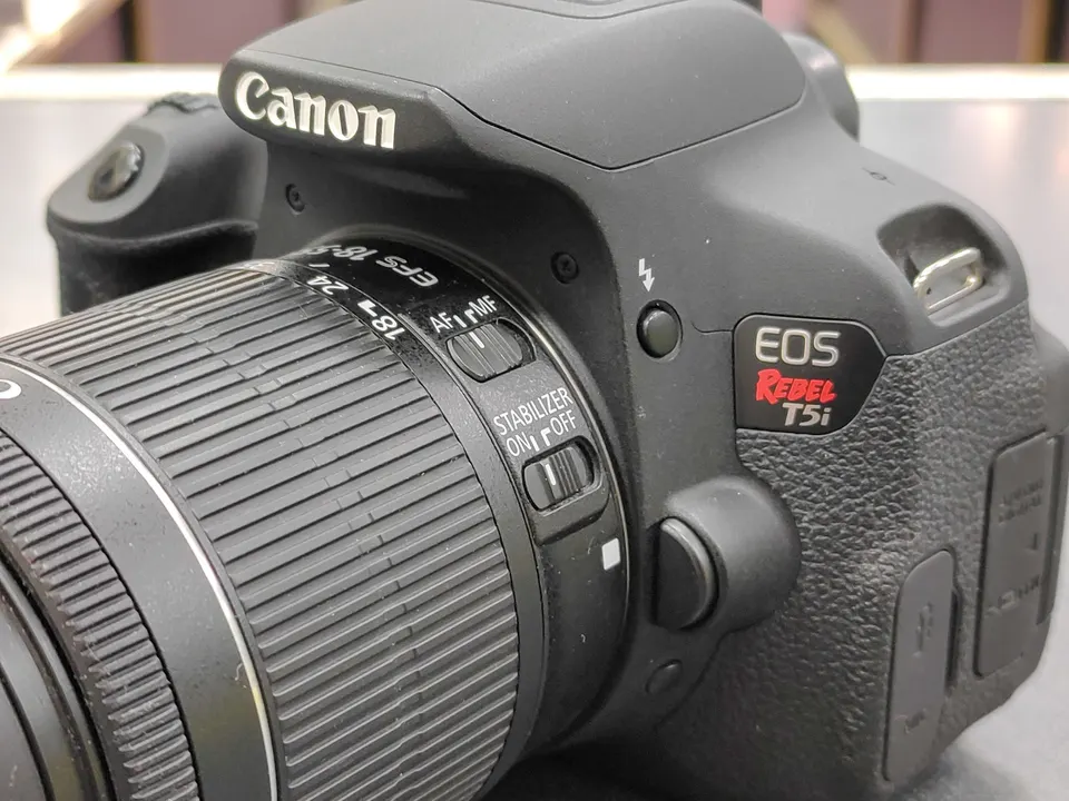 Canon EOS Rebel T5i 18MP DSLR camera with EF-S 18-55mm IS STM zoom lens in excellent condition, with 15,065 shutter actuation