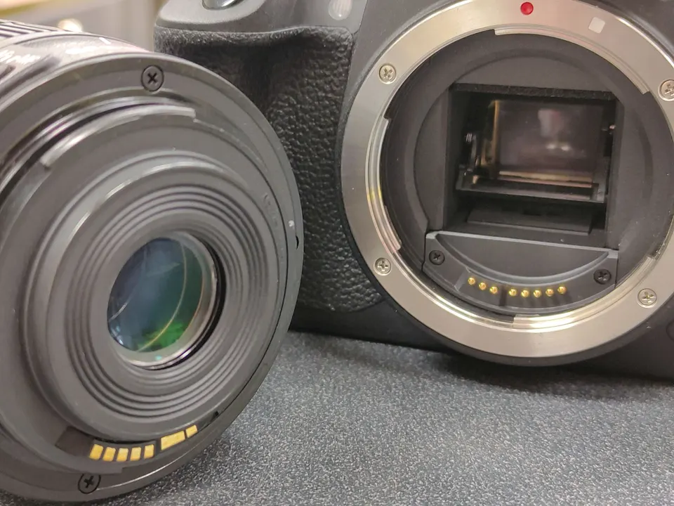 Canon EOS Rebel T5i 18MP DSLR camera with EF-S 18-55mm IS STM zoom lens in excellent condition, with 15,065 shutter actuation