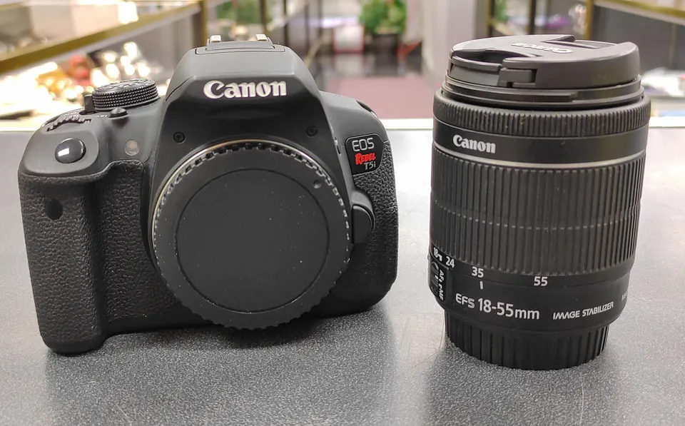 Canon EOS Rebel T5i 18MP DSLR camera with EF-S 18-55mm IS STM zoom lens in excellent condition, with 15,065 shutter actuation
