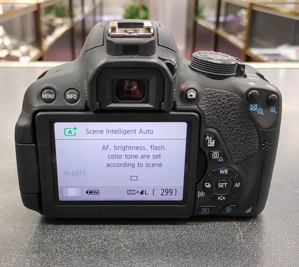 Canon EOS Rebel T5i 18MP DSLR camera with EF-S 18-55mm IS STM zoom lens in excellent condition, with 15,065 shutter actuation