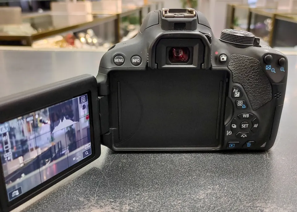 Canon EOS Rebel T5i 18MP DSLR camera with EF-S 18-55mm IS STM zoom lens in excellent condition, with 15,065 shutter actuation