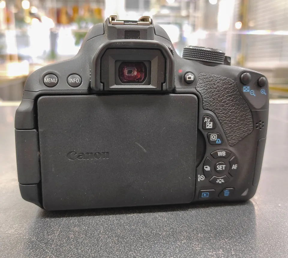 Canon EOS Rebel T5i 18MP DSLR camera with EF-S 18-55mm IS STM zoom lens in excellent condition, with 15,065 shutter actuation