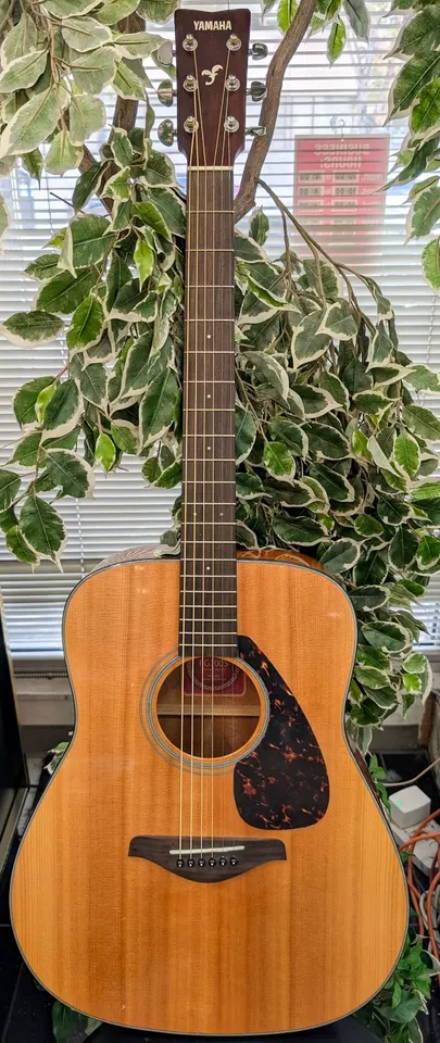 Natural-finish Yamaha FG700S six-string dreadnought acoustic guitar showing its solid spruce top, tortoiseshell-style pickgua