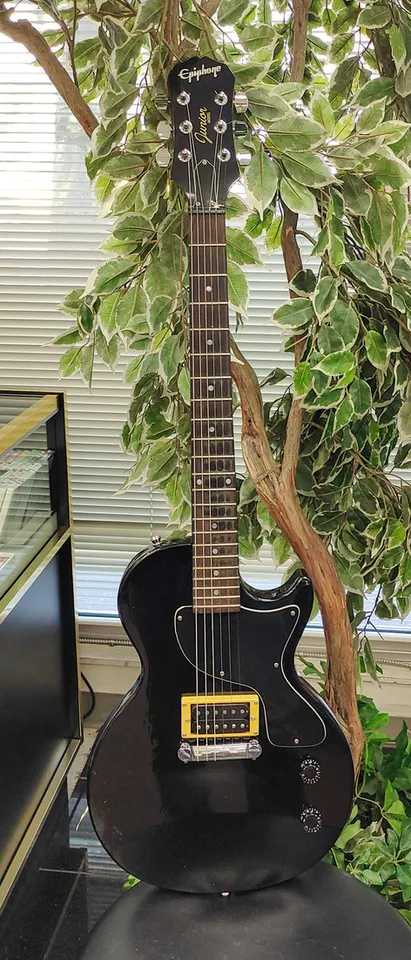 Black Epiphone Les Paul Junior Model electric guitar with single humbucker, black gloss finish, wraparound bridge, gig bag