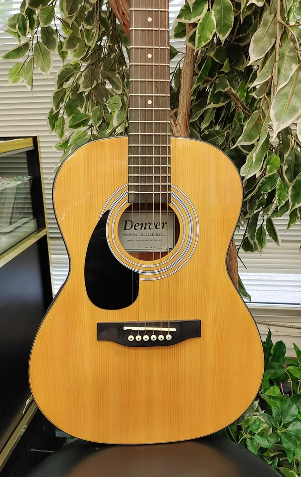 Denver DD34SL-NAT left-handed acoustic guitar in natural gloss finish with black pickguard, dot inlays, chrome tuners
