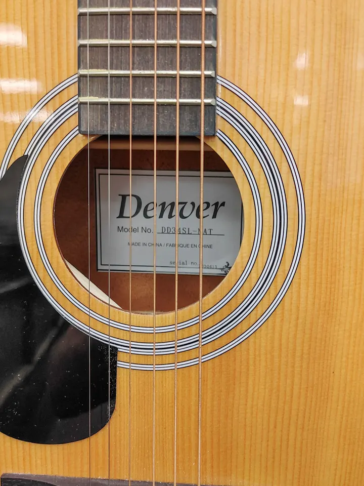 Denver DD34SL-NAT left-handed acoustic guitar in natural gloss finish with black pickguard, dot inlays, chrome tuners