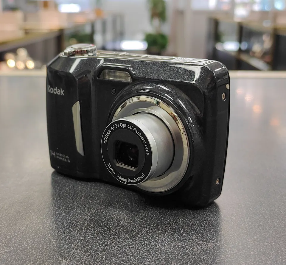 Black Kodak EasyShare C183 14MP digital camera with two AA batteries and 4GB SDHC card