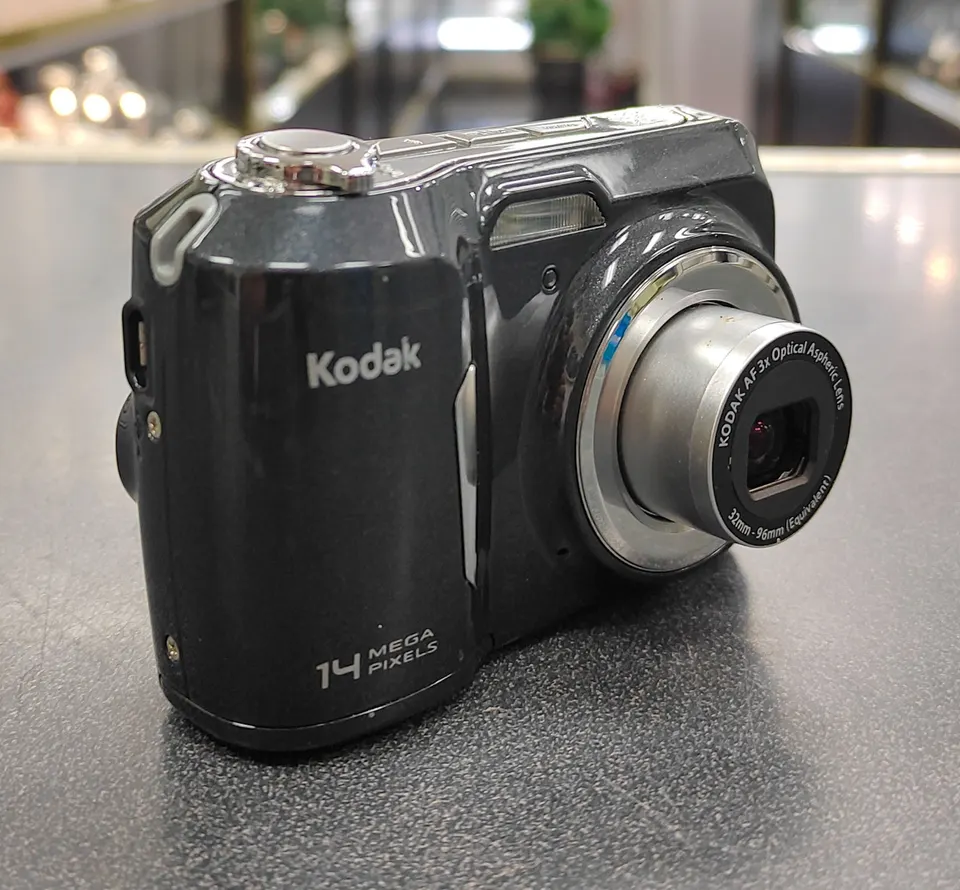 Black Kodak EasyShare C183 14MP digital camera with two AA batteries and 4GB SDHC card