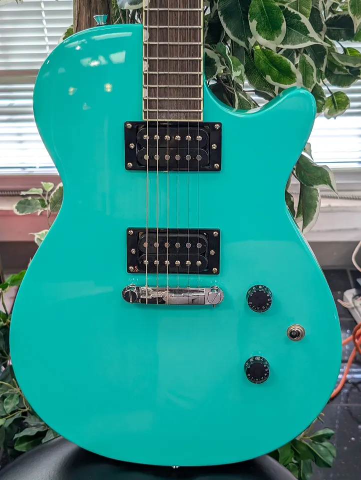 Gretsch Streamliner Jet Club electric guitar in Sea Foam Green with dual humbuckers, wraparound bridge, and soft gig bag
