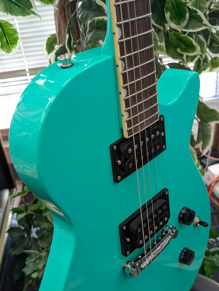 Gretsch Streamliner Jet Club electric guitar in Sea Foam Green with dual humbuckers, wraparound bridge, and soft gig bag