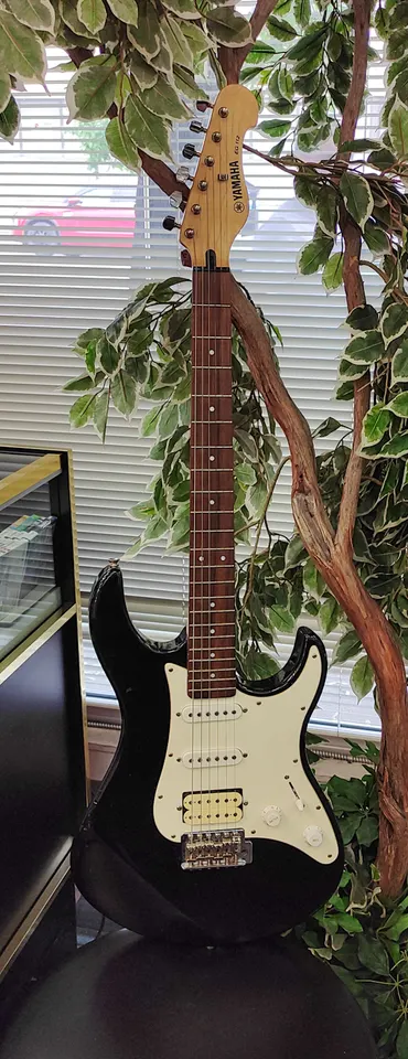 Yamaha EG112 black HSS electric guitar with cream pickguard, maple neck, dark fingerboard, chrome hardware, tremolo bridge