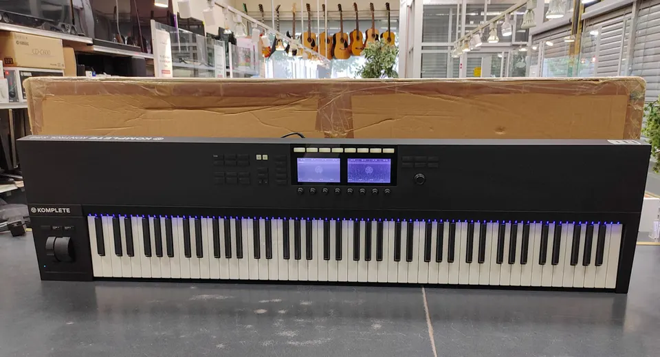 Native Instruments Komplete Kontrol S88 MK2 weighted MIDI keyboard with dual displays and original box