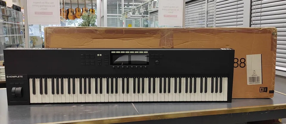 Native Instruments Komplete Kontrol S88 MK2 weighted MIDI keyboard with dual displays and original box