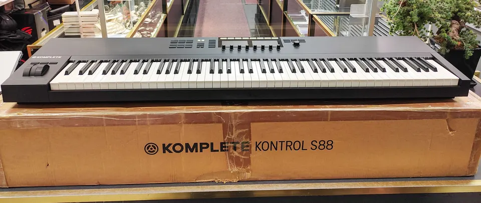 Native Instruments Komplete Kontrol S88 MK2 weighted MIDI keyboard with dual displays and original box